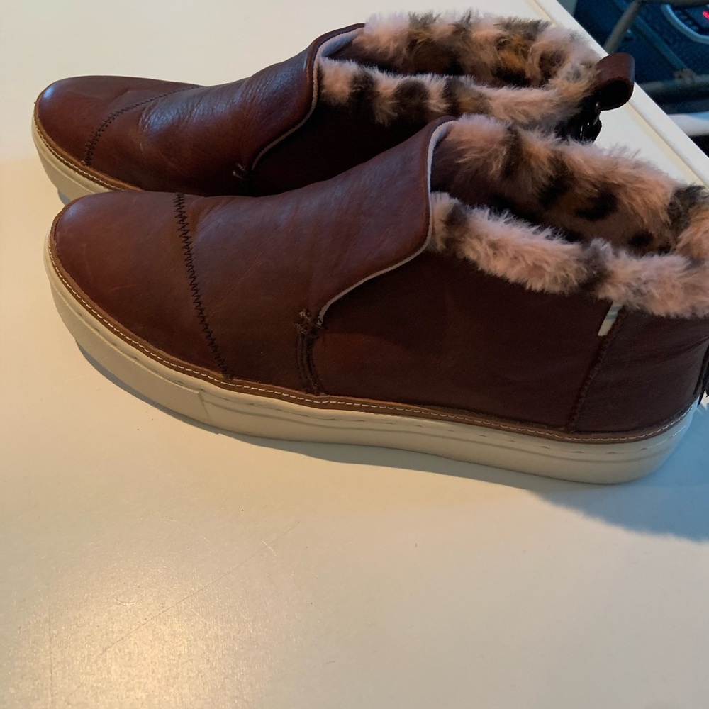 Toms Paxton Slip On With Leather Outside And Faux Fur Insidevery Cute!